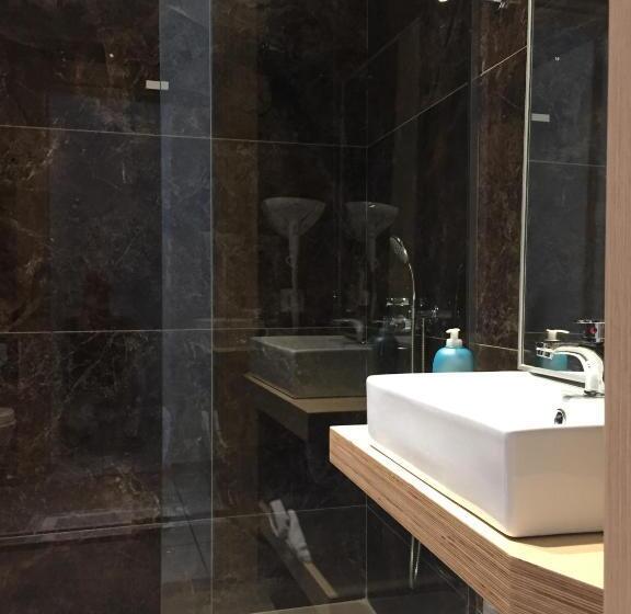 חדר סטנדרט לשלושה, Voula