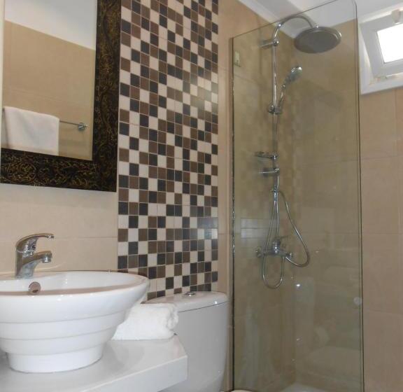 חדר סטנדרט לשלושה, Voula