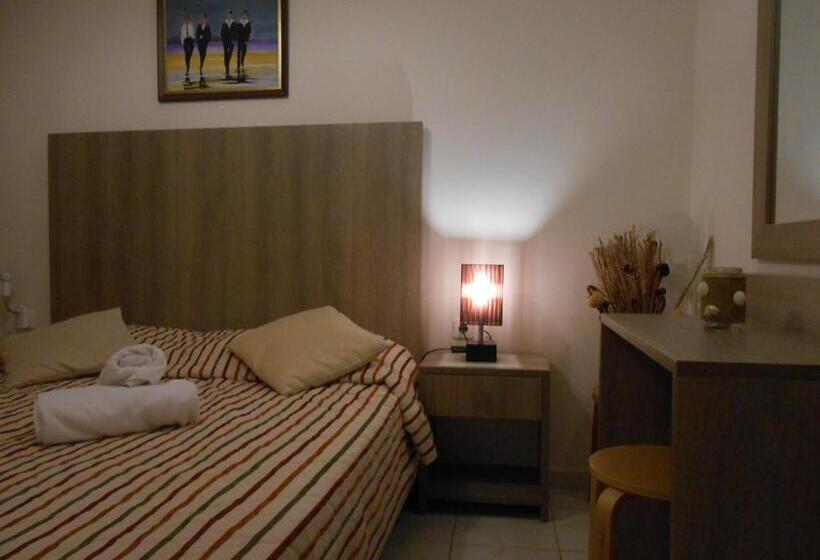 דירת חדר בקומת קרקע, Voula