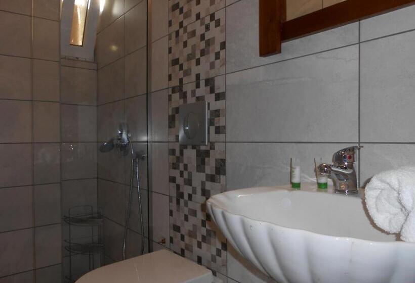 דירת חדר בקומת קרקע, Voula