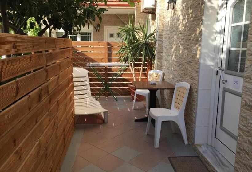 דירת חדר בקומת קרקע, Voula