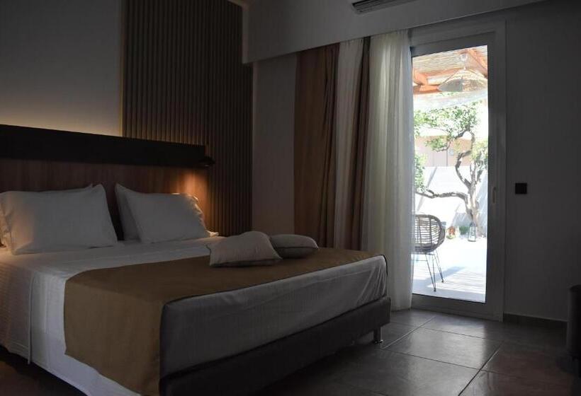 جناح جونيور مزوَّد بحمام سباحة, Voula