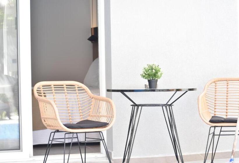 جناح جونيور مزوَّد بحمام سباحة, Voula