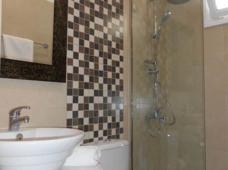 اتاق استاندارد سه نفره, Voula
