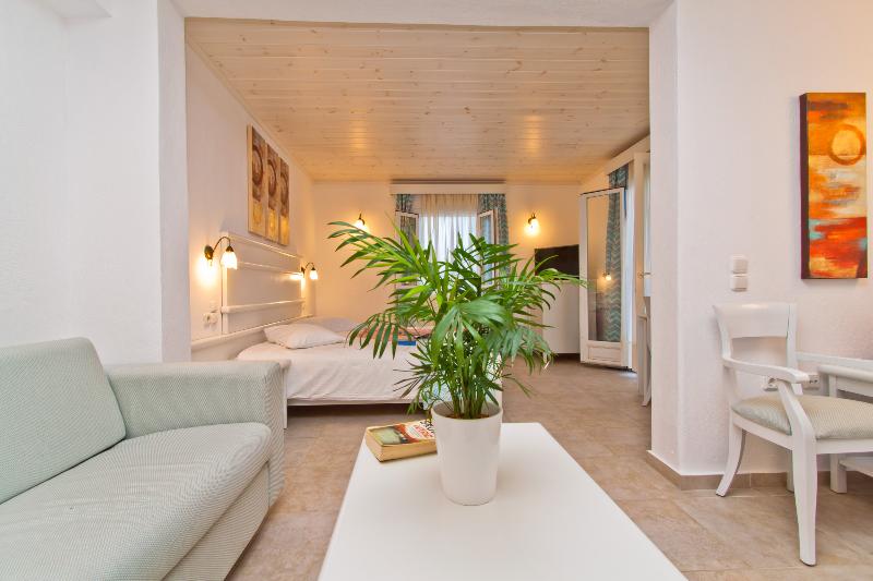 ファミリールーム, Yiannaki