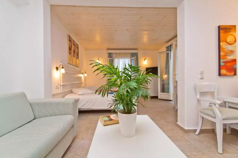 Family Room, Yiannaki