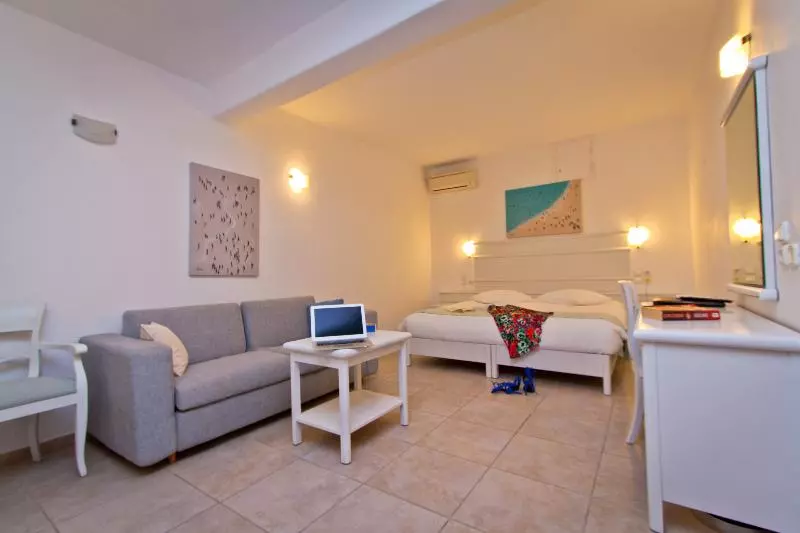 Family Room, Yiannaki