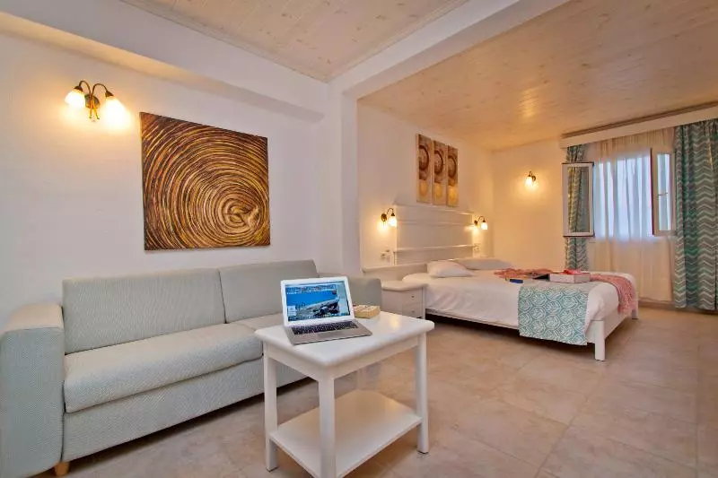 Family Room, Yiannaki