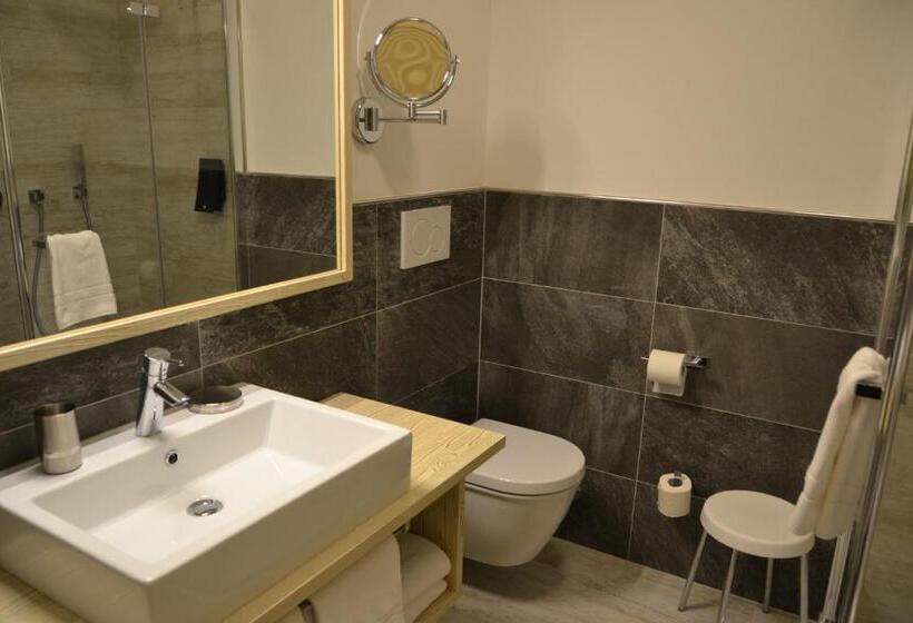 コンフォートルーム, Azola