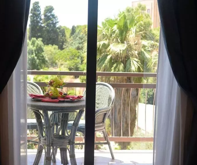 Cameră Cvadruplă Standard, Della Valle