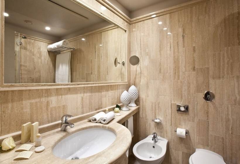 اتاق سوپریور با چشم‌انداز دریا, Grand Hotel Baia Verde