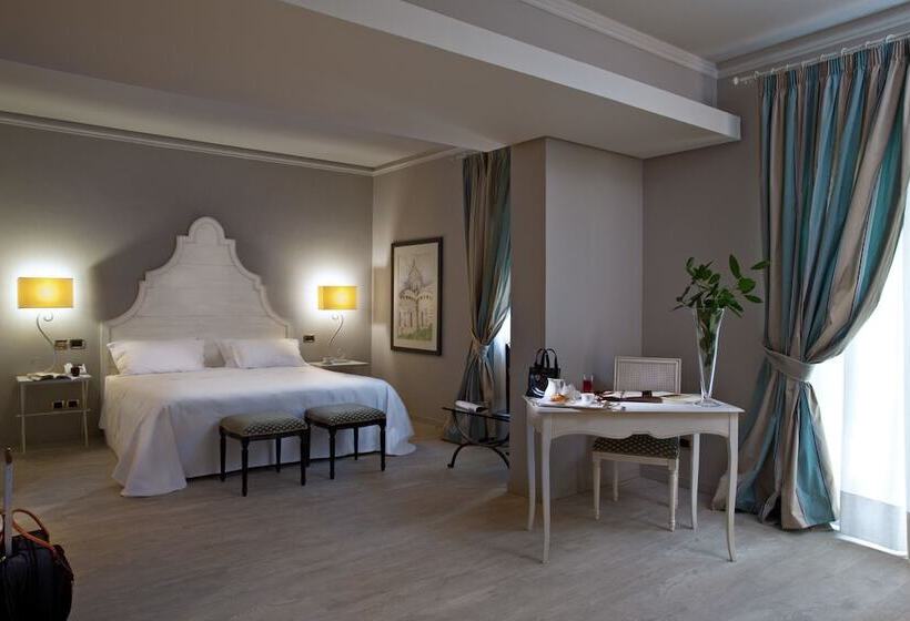 جناح جونيور, Grand Hotel Baia Verde