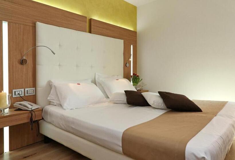 レイクビュースタンダードルーム, Kriss Internazionale