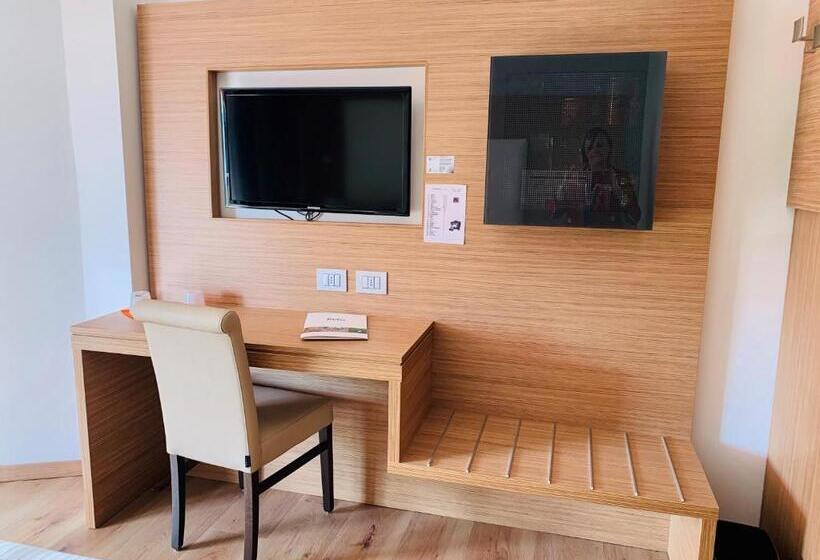 レイクビュースタンダードルーム, Kriss Internazionale