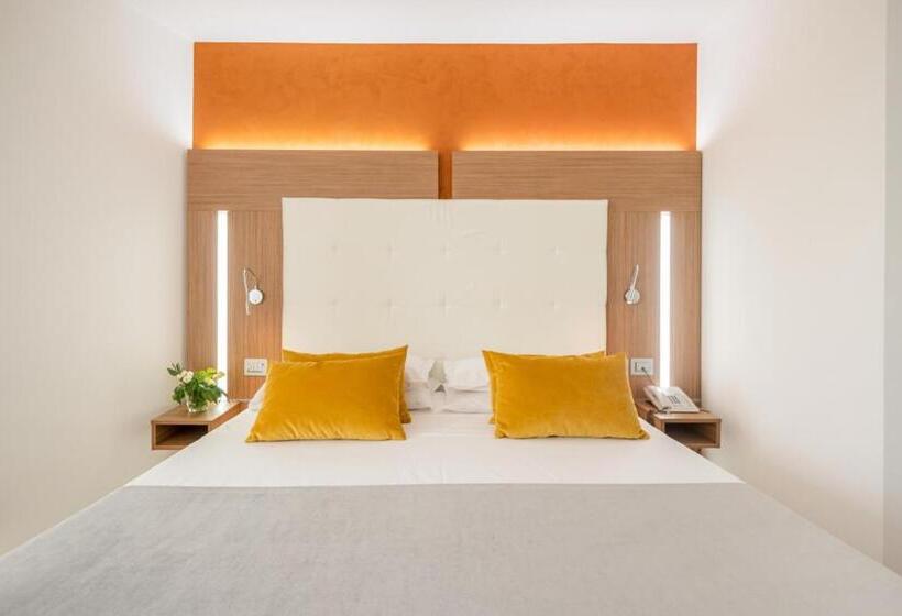 レイクビュースタンダードルーム, Kriss Internazionale