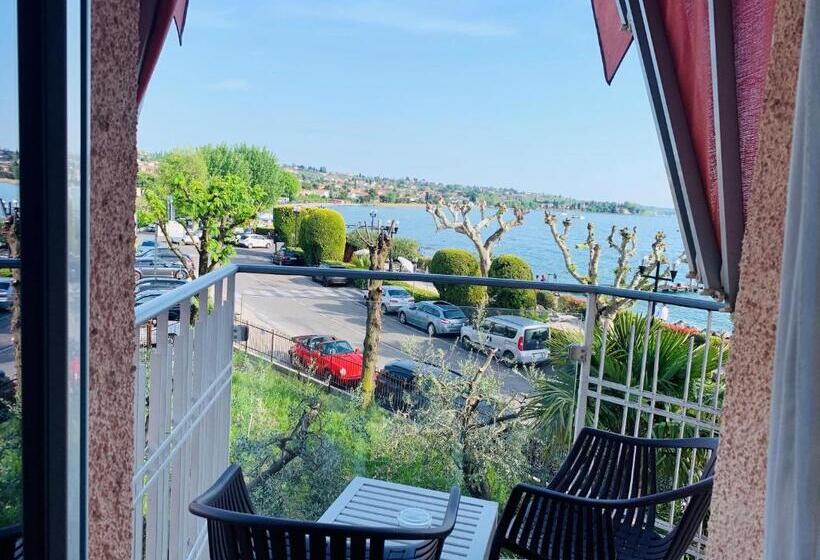 景色の見えるスーペリアルーム, Kriss Internazionale