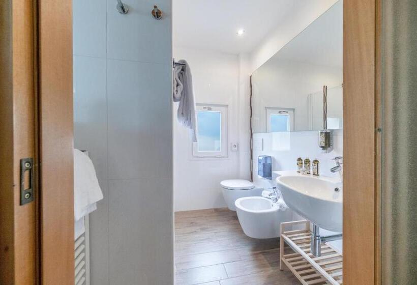 豪华湖景房, Kriss Internazionale