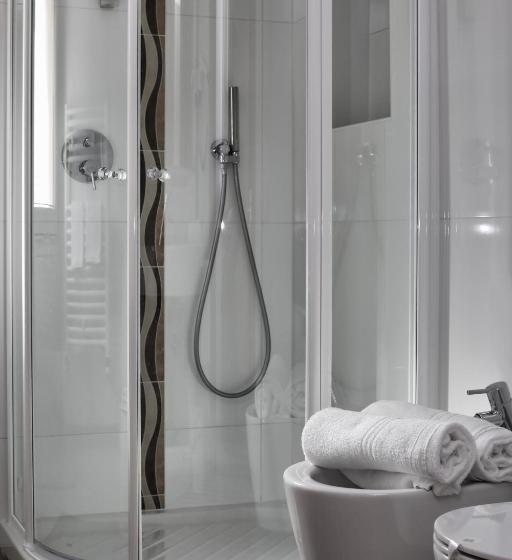 レイクビューデラックスルーム, Kriss Internazionale