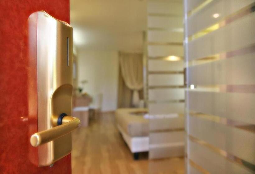 レイクビューデラックスルーム, Kriss Internazionale