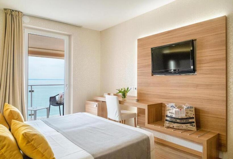 豪华湖景房, Kriss Internazionale