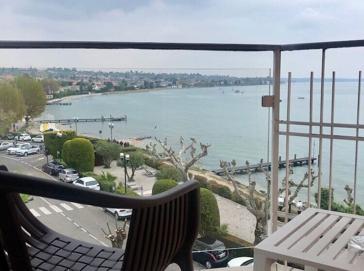 景色の見えるスーペリアルーム, Kriss Internazionale