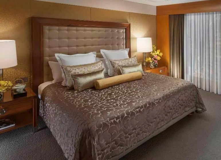 Club Room King Bed, Mandarin Oriental Hong Kong