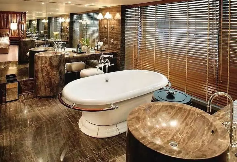 مجموعه ویستا شهر, Mandarin Oriental Hong Kong