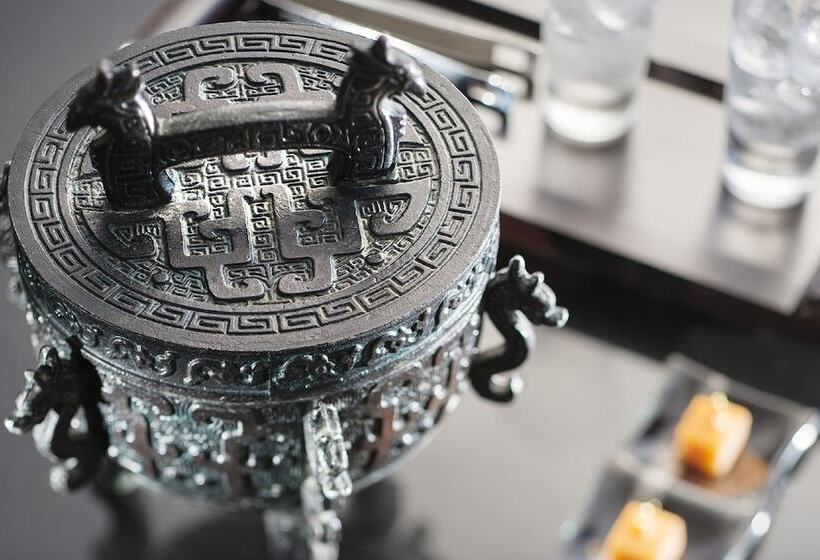 اتاق کلوب با چشم‌انداز, Mandarin Oriental Hong Kong