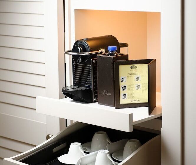 اتاق کلوب با چشم‌انداز, Mandarin Oriental Hong Kong