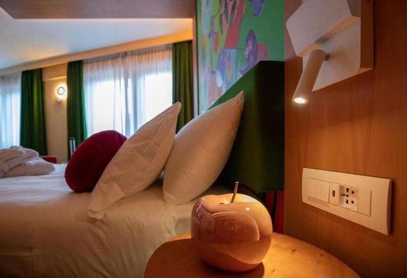 اتاق استاندارد چهار تخته, Omama