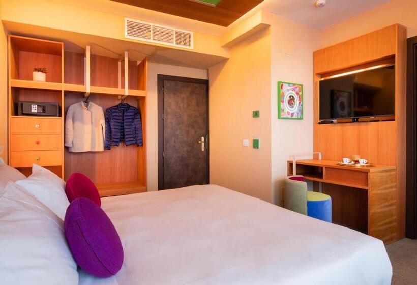 اتاق استاندارد چهار تخته, Omama