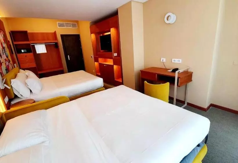 Chambre Familiale, Omama