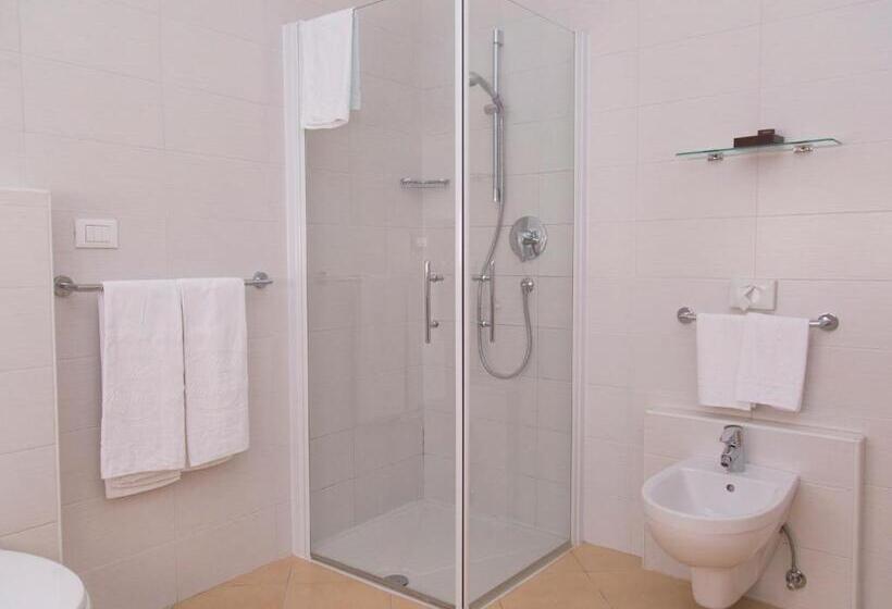 اتاق سوپریور سه تخته, Regina