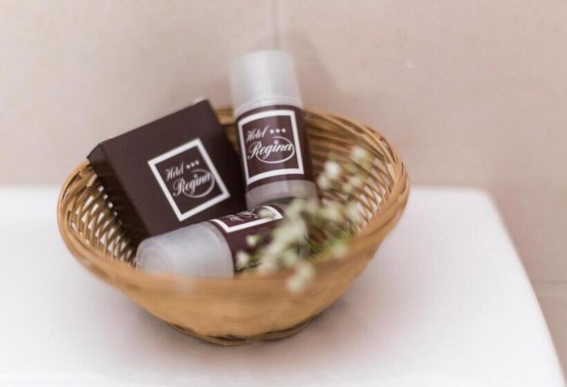 اتاق خانوادگی, Regina