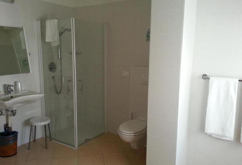 اتاق خانوادگی, Regina