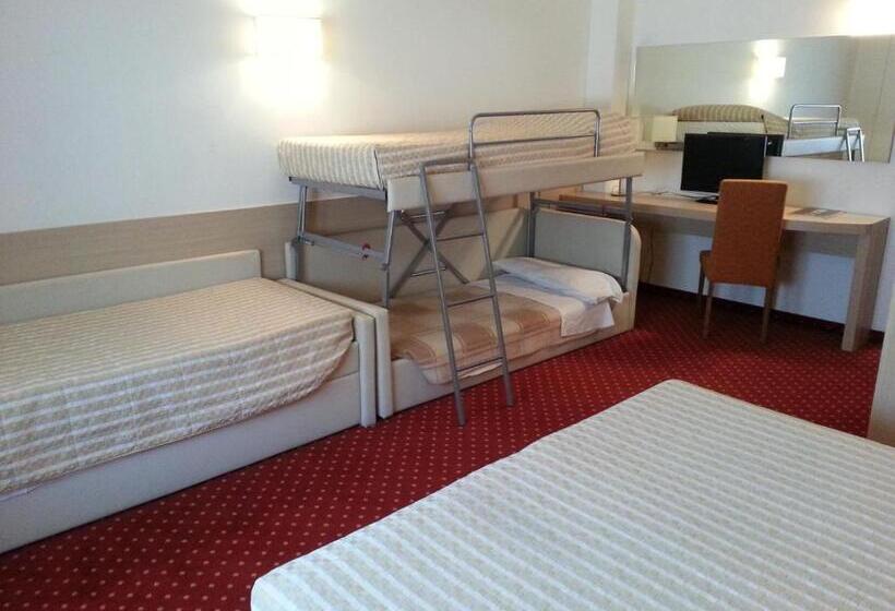 اتاق خانوادگی, Regina