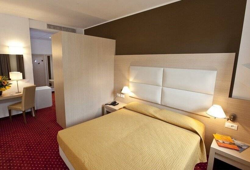 اتاق خانوادگی, Regina