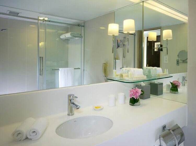 اتاق پرمیوم, The Royal Pacific Hotel & Towers