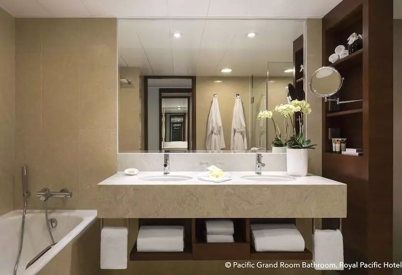 اتاق لوکس با چشم‌انداز, The Royal Pacific Hotel & Towers
