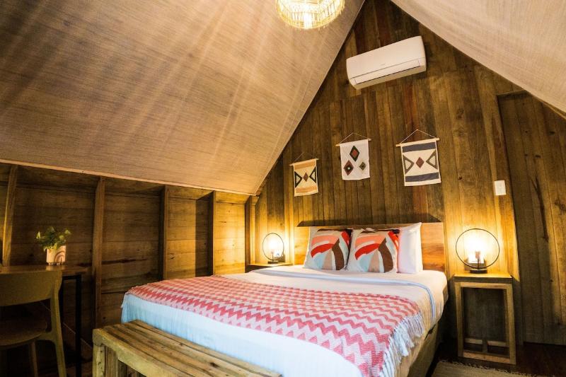 سوییت, The Royal Pacific Hotel & Towers