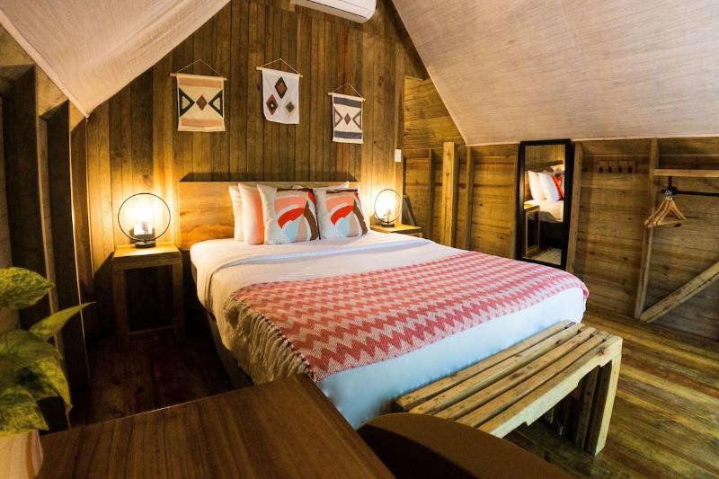 سوییت, The Royal Pacific Hotel & Towers