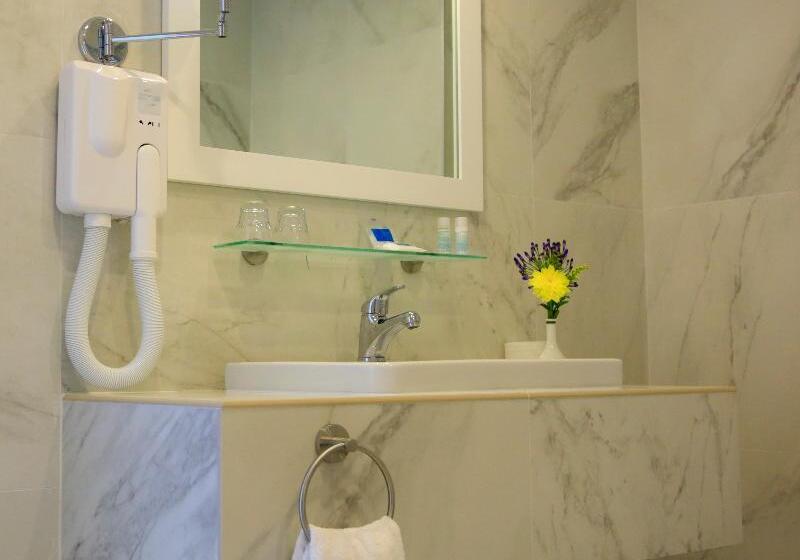 اتاق پرمیوم, The Royal Pacific Hotel & Towers