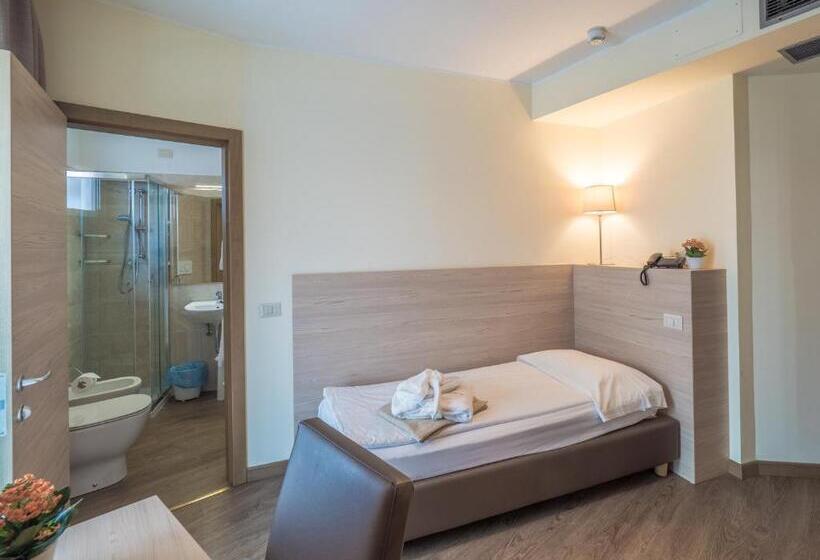 غرفة قياسية فردية, Capo Reamol