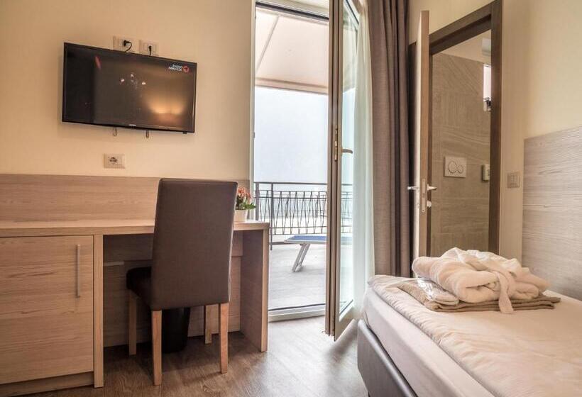 غرفة قياسية فردية, Capo Reamol