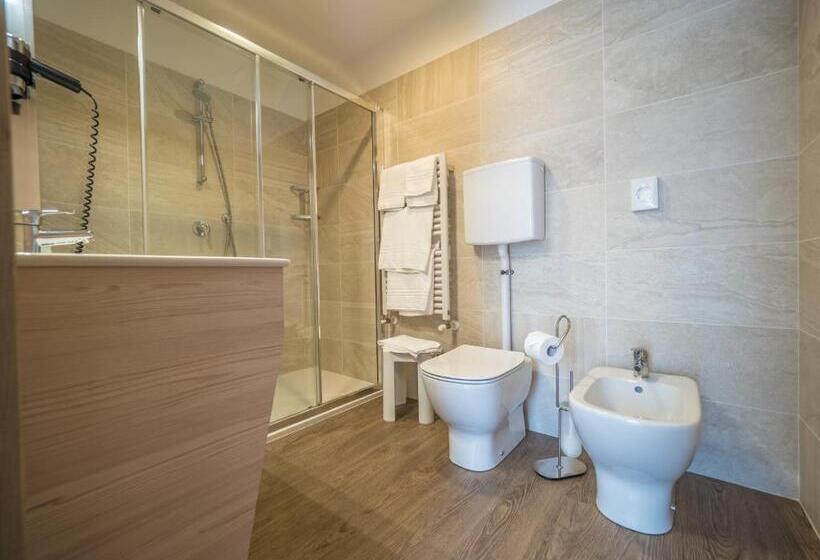 غرفة قياسية مطلّة علي البحيرة, Capo Reamol