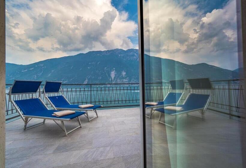 غرفة قياسية مطلّة علي البحيرة, Capo Reamol