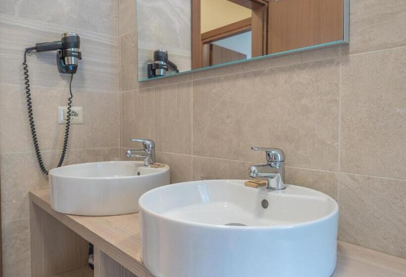 جناح مطل على البحيرة, Capo Reamol