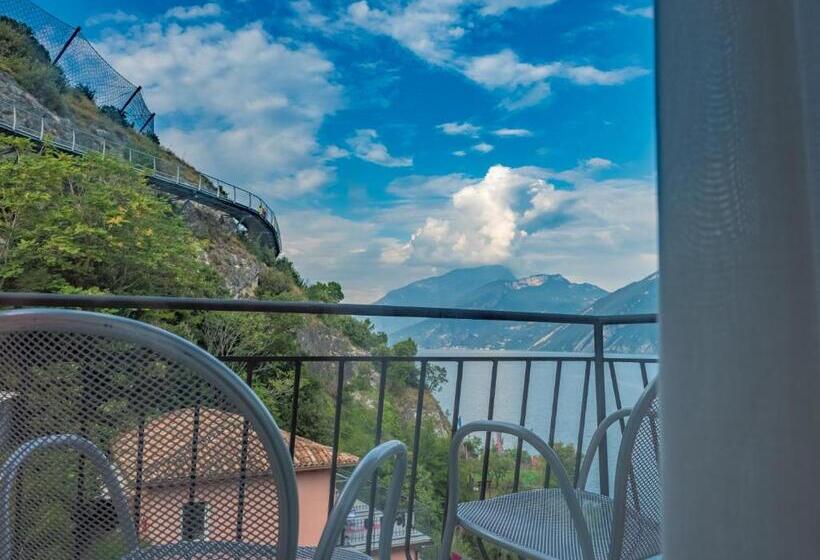 جناح مطل على البحيرة, Capo Reamol