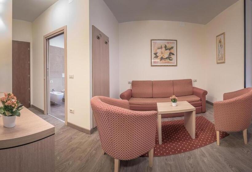 جناح جونيور مطل علي البحيرة, Capo Reamol