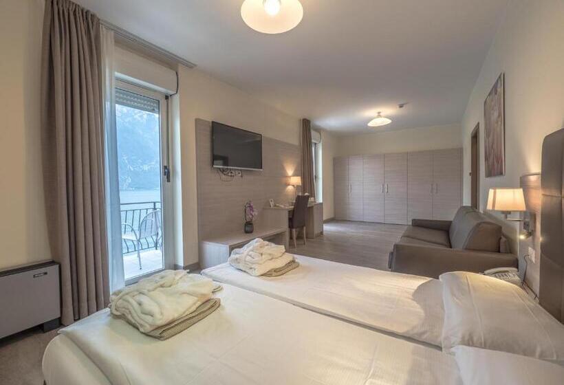 جناح مطل على البحيرة, Capo Reamol